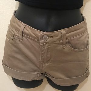 Midrise beige-shorts